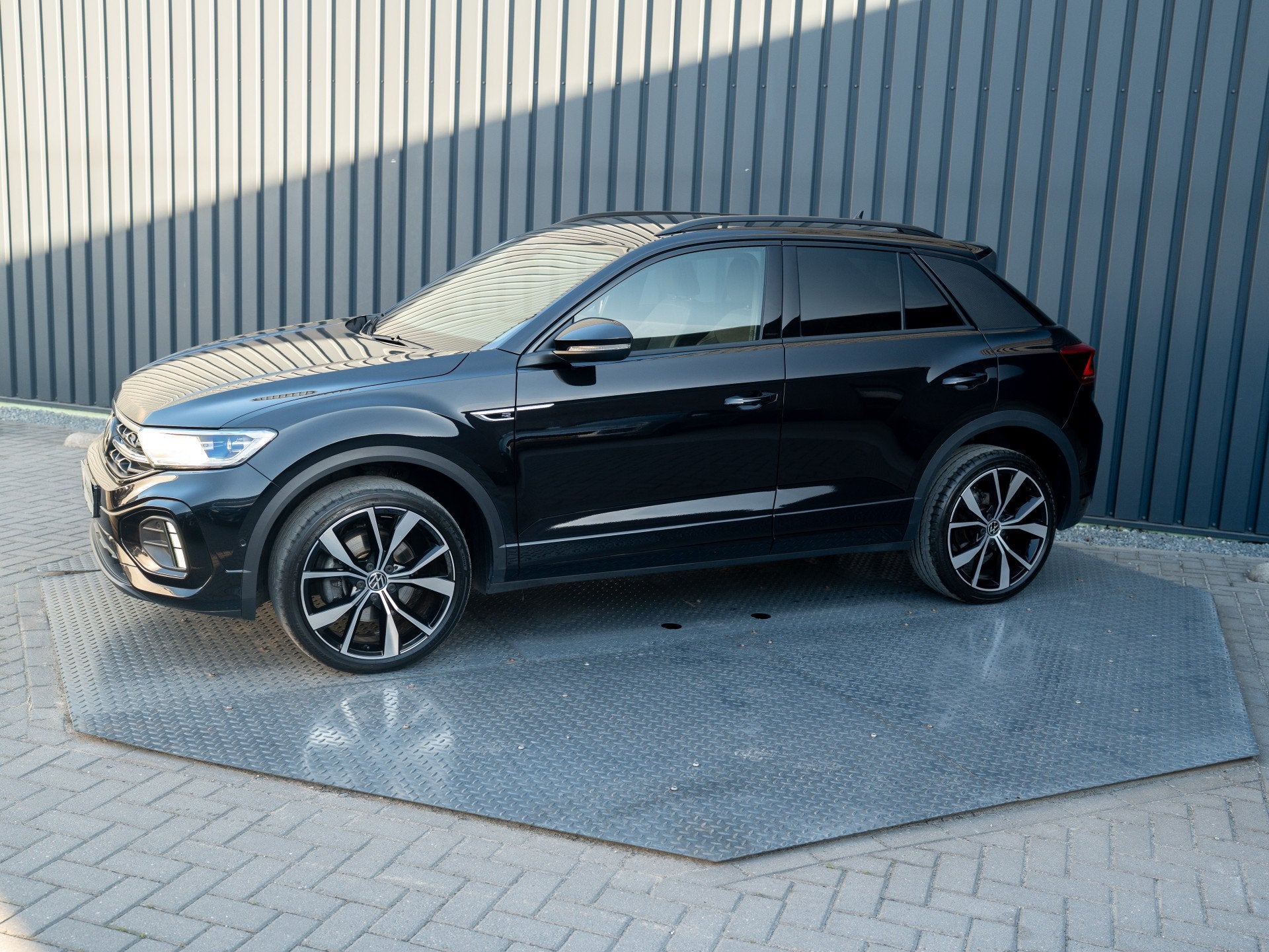 Volkswagen T-Roc 1.5 TSI R-Line Business+ | Beats | IQ Light, 1258 kg, 4 cilinders, Automatische klimaatregeling, Zwart