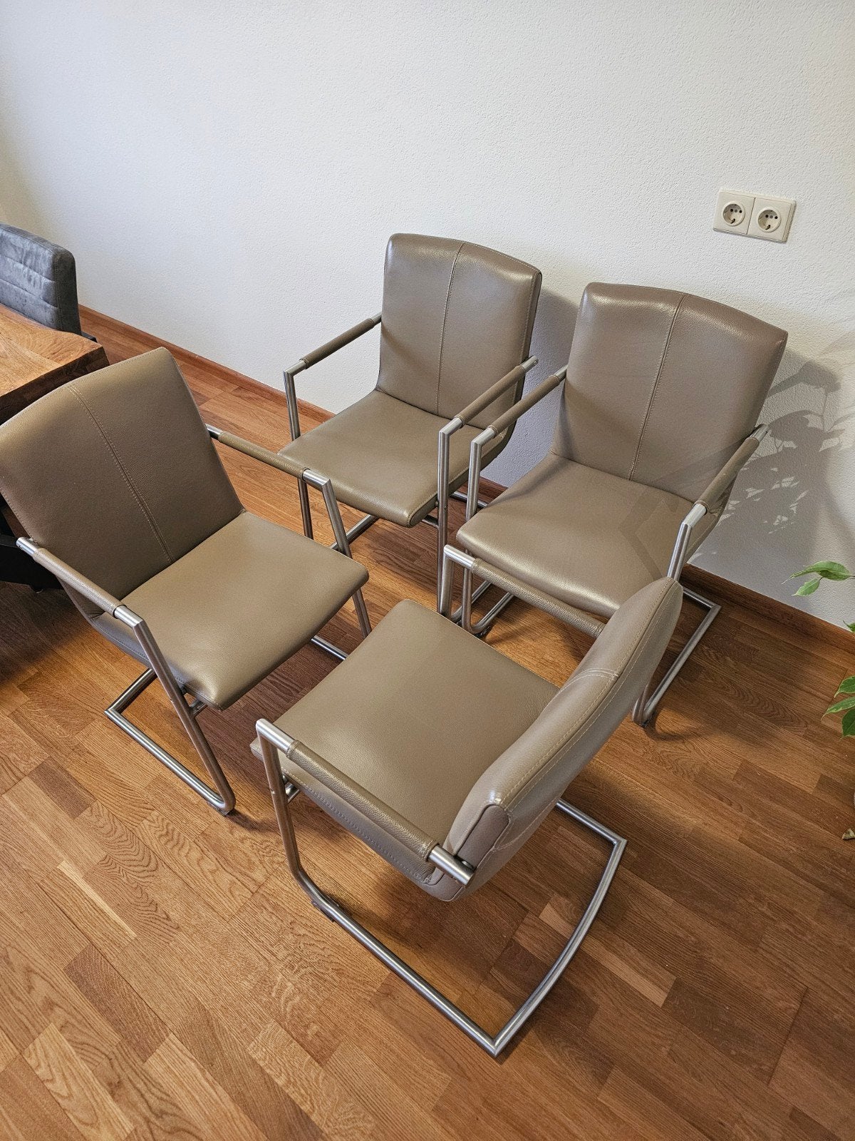 Set van 4 Henders & Hazel stoelen - Taupe met metalen frame, Ophalen, Zo goed als nieuw, Overige kleuren