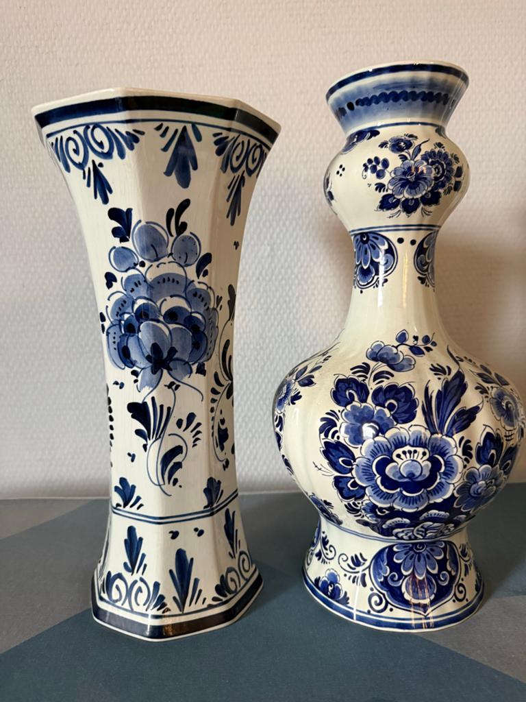 Twee handgeschilderde Delfts Blauwe vazen - 35 cm hoog, Antiek en Kunst, Antiek | Vazen, Ophalen