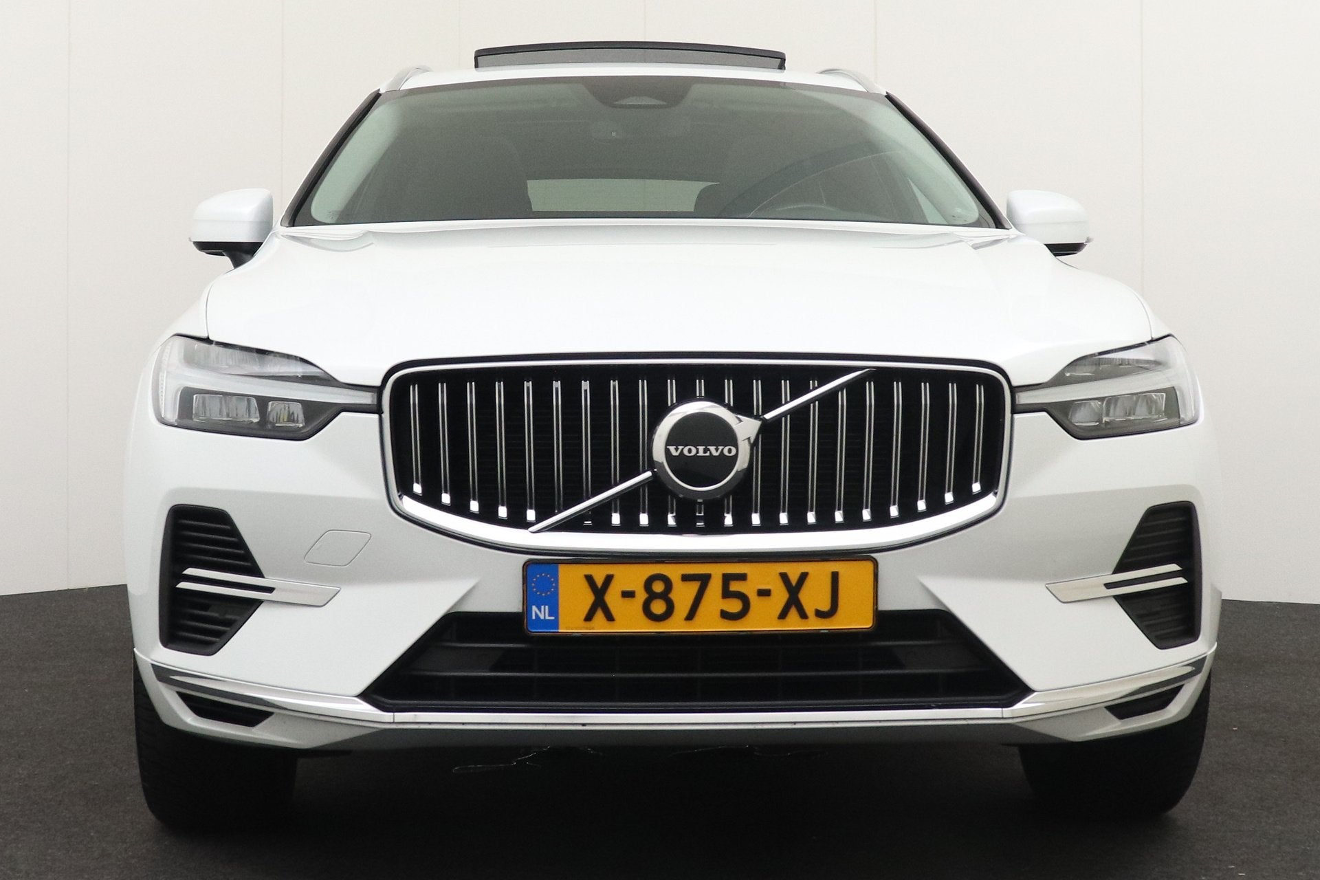 Volvo XC60 2.0 T6 350 PK PHEV AWD Business Pano-Dak Elek. Tr, Auto's, Volvo, Automaat, Stof, Gebruikt, 4 cilinders