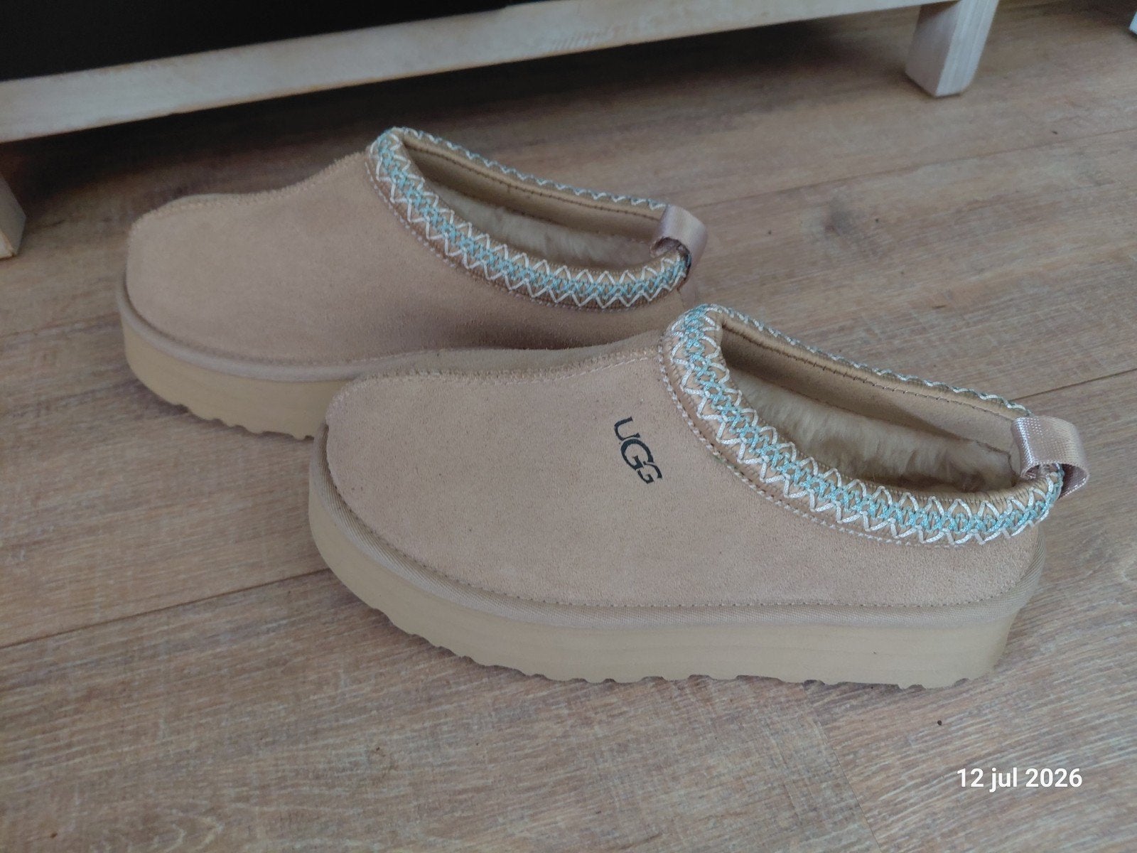 UGG Tasman Instappers- Sand (39) NIEUW!, Kleding | Dames, Schoenen, UGG, Nieuw, Ophalen of Verzenden, Instappers