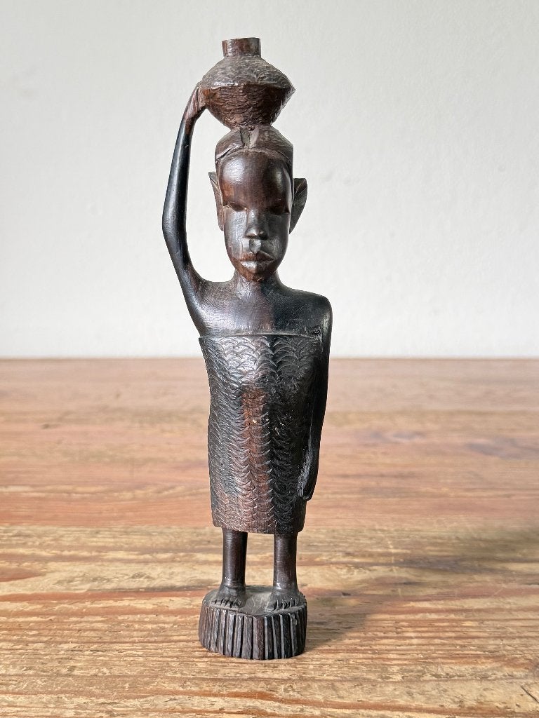 Afrikaans houten beeld – vrouw met waterkruik, Ophalen of Verzenden, Handgemaakt, 20 - 50 cm, Beeld