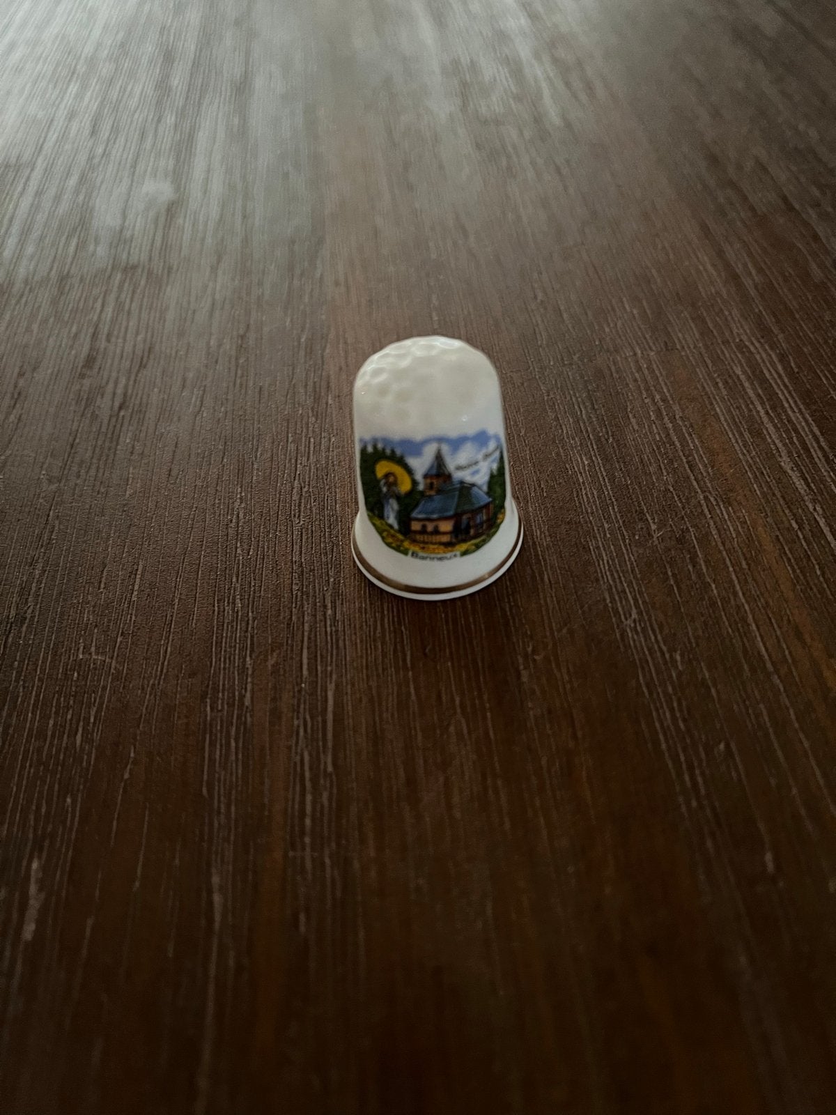 Porseleinen vingerhoedje met kerkje, Verzamelen, Ophalen, Zo goed als nieuw, Porselein