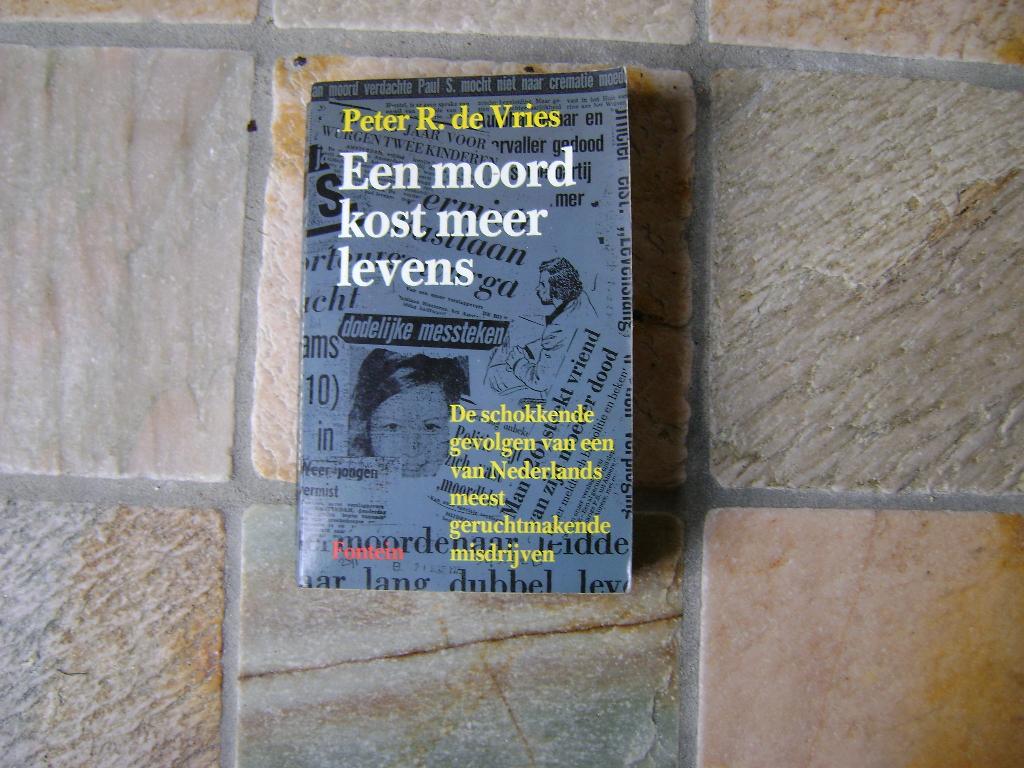 Boek - een moord kost meer levens - Peter R de Vries, Ophalen of Verzenden, Gelezen, Peter R, de Vries