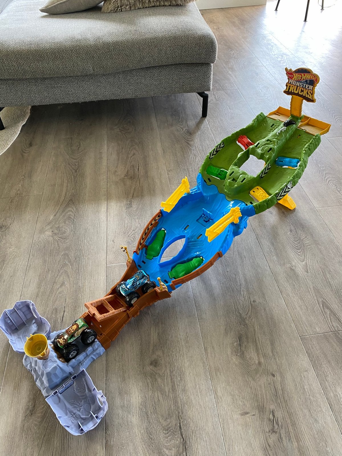 Hotwheels Monstertruck Baan met Hindernissen en 2 Trucks, Ophalen, Gebruikt