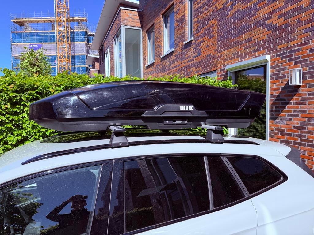 Te huur: Skoda Enyaq dakdragers + Thule Motion XL dakkoffer, Ophalen, Gebruikt