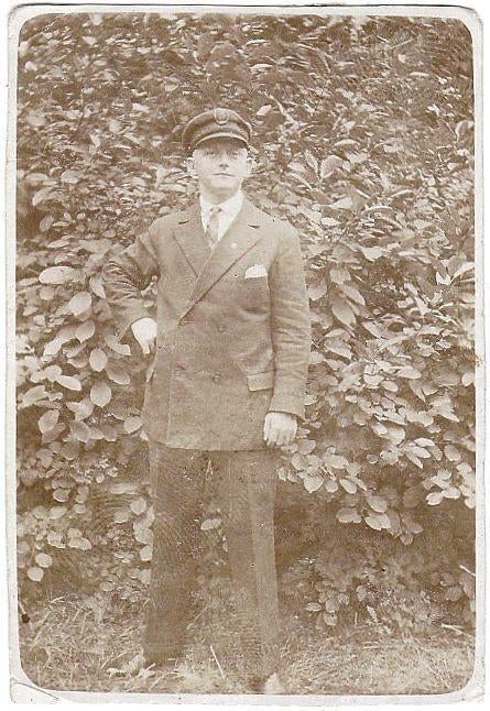Foto - Man Uniform - Uniformpet Pet Embleem - Logo onbekend, Gebruikt, Foto, Ophalen of Verzenden, Voor 1940