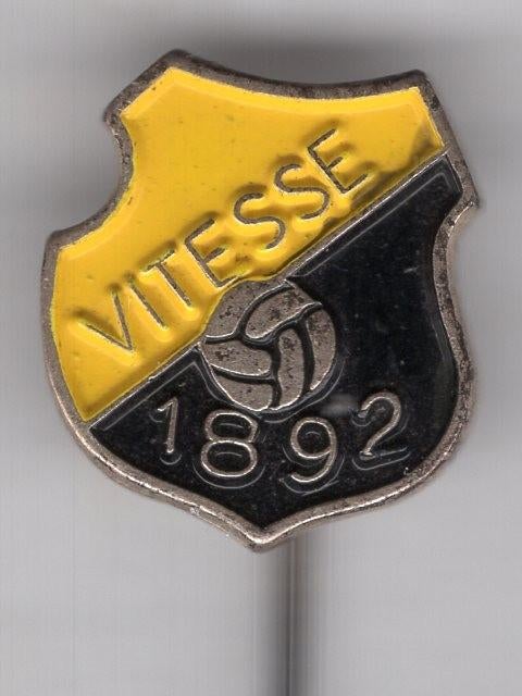 Vitesse 1892 zilverkleurig voetbal speldje ( Y_166 ), Verzamelen, Verzenden, Nieuw, Sport, Speldje of Pin