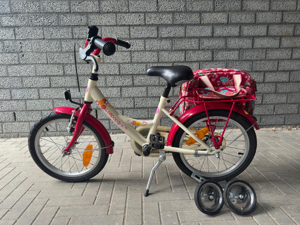 Kinderfiets 16inch met zijwieltjes en fietstas, Fietsen en Brommers, Fietsen | Kinderfietsjes, Ophalen, Zijwieltjes, Velgrem, 16 tot 20 inch