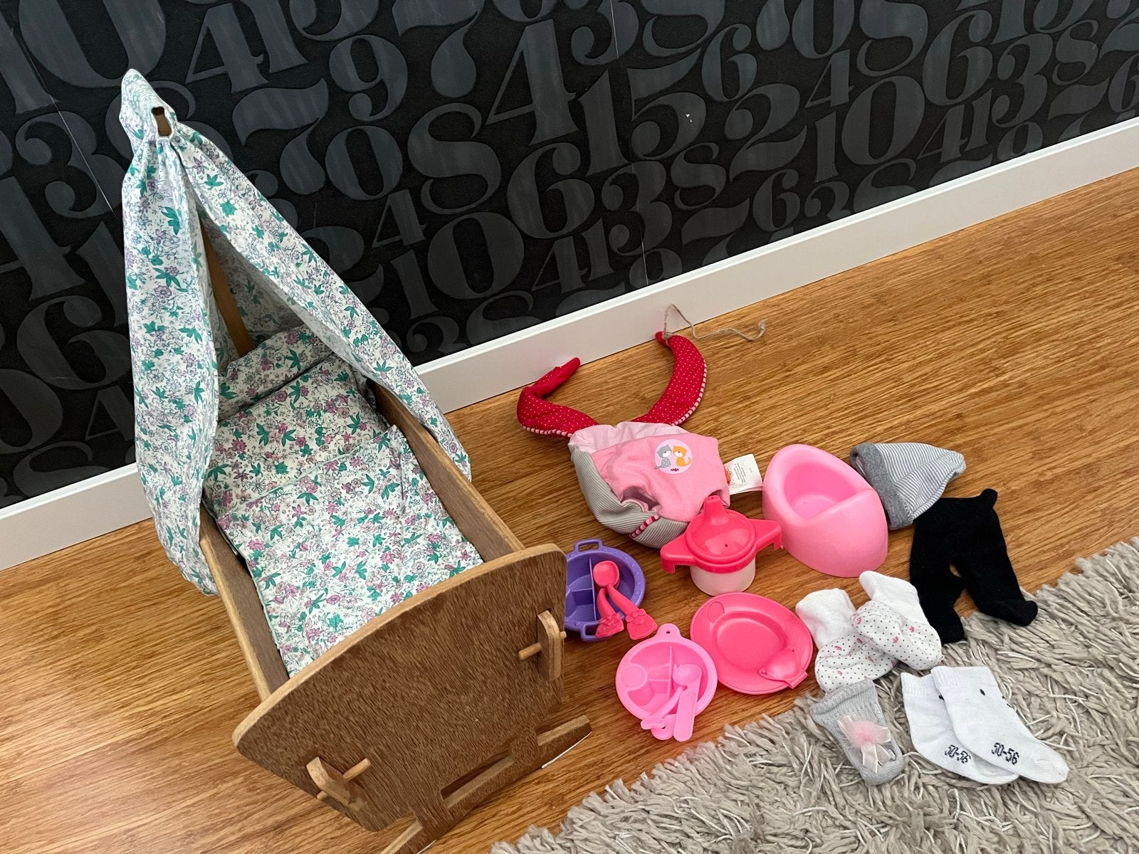 Houten poppenbedje met accessoires, Kinderen en Baby's, Speelgoed | Houten speelgoed, Ophalen, Zo goed als nieuw, Meubelstuk of Keukentje