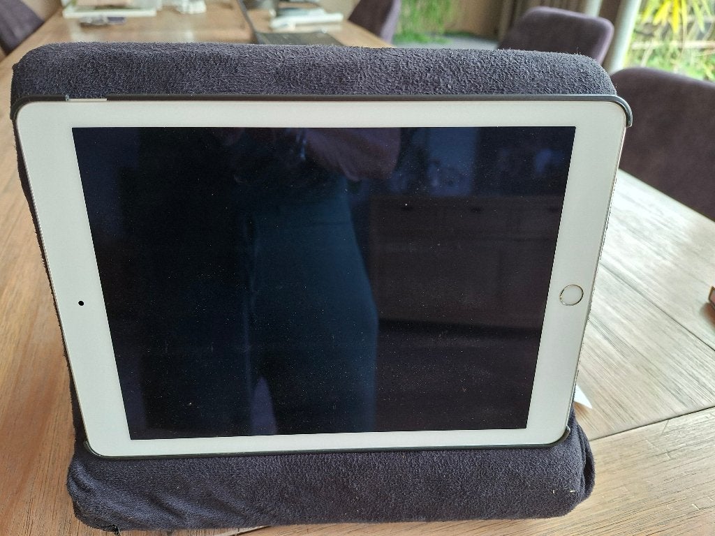 leeskussen. Suede Fabric. Tablethouder. 26/26 cm. 20 cm hoog, Computers en Software, Android Tablets, Ophalen of Verzenden, Zo goed als nieuw