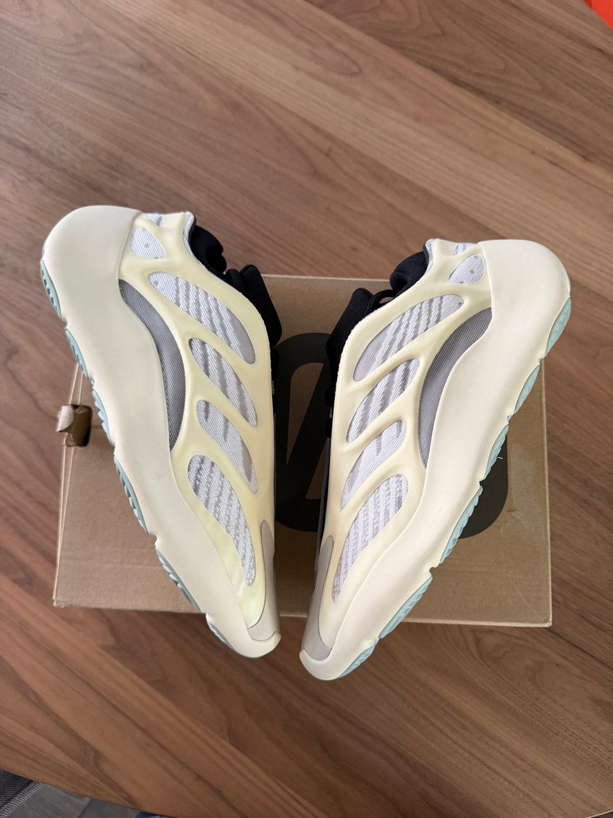 Adidas Yeezy 700 V3 Azael - Maat 42 2/3, Kleding | Heren, Ophalen of Verzenden, Zo goed als nieuw, Wit, Sneakers of Gympen