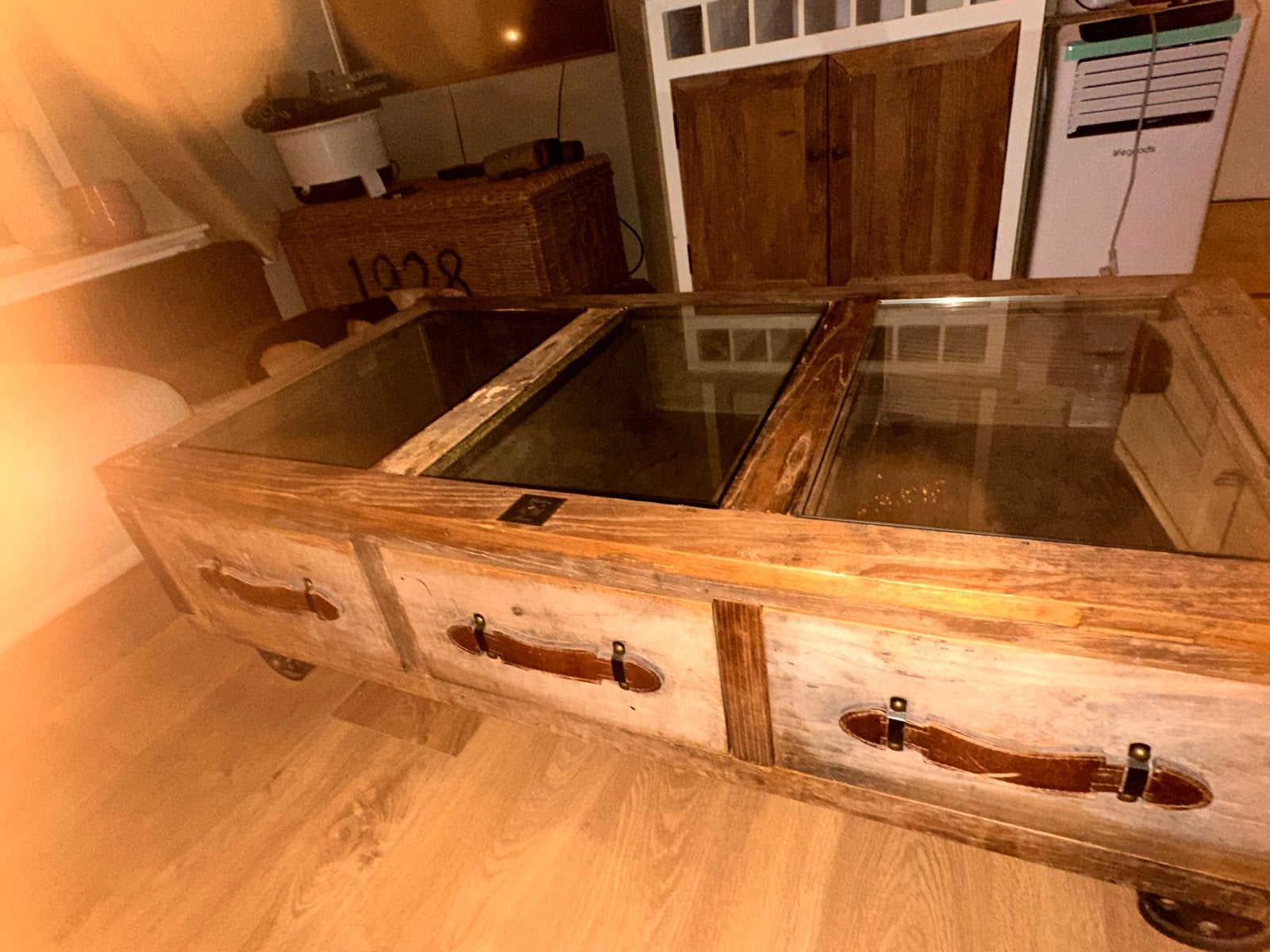 Unieke salontafel met glas en opbergruimte riviera maison, Huis en Inrichting, Tafels | Salontafels, Ophalen, Gebruikt, 100 tot 150 cm