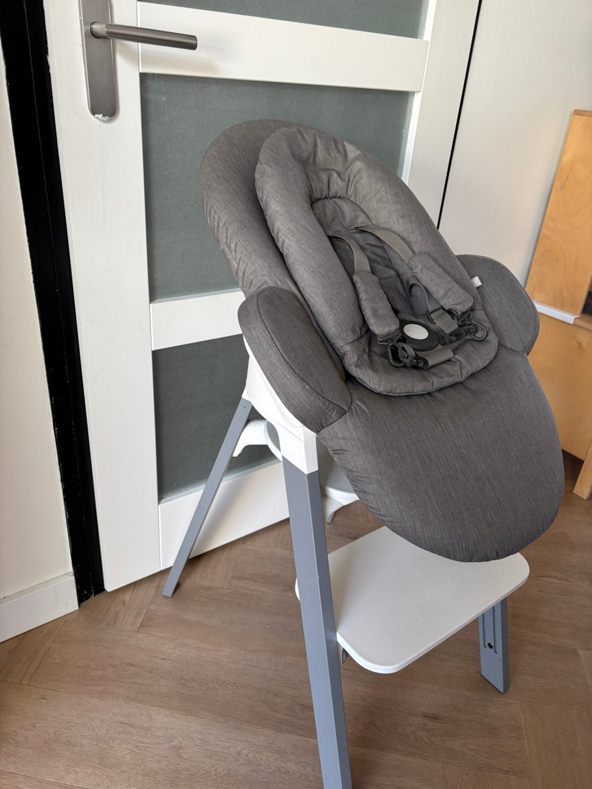 Fijne en complete stokke steps kinderstoel, Kinderen en Baby's, Kinderstoelen, Ophalen, Gebruikt, Meegroeistoel, Afneembaar eetblad