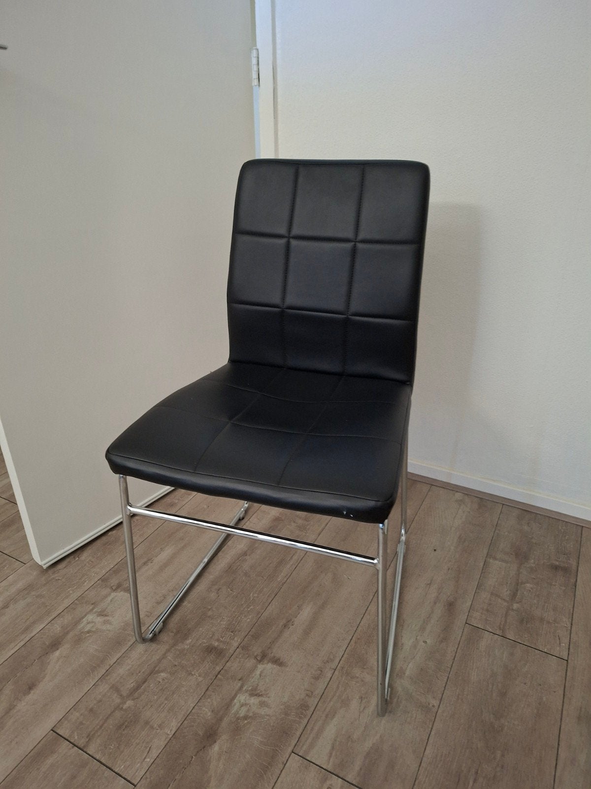 2 zwarte stoelen, waarvan één met lichte beschadiging, Huis en Inrichting, Stoelen, Ophalen, Gebruikt, Twee, Zwart