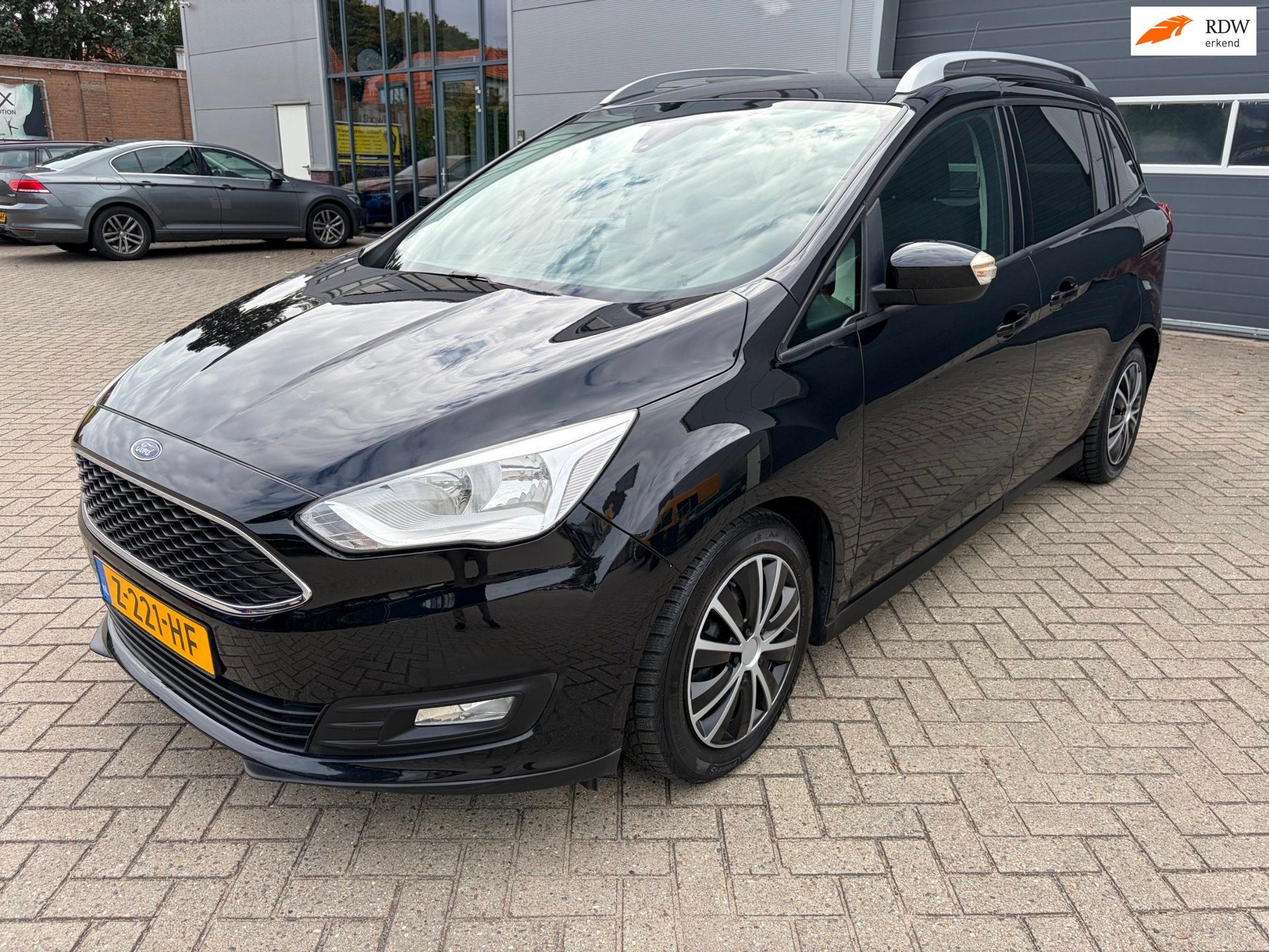 Ford Grand C-Max 1.0 Trend 7pers / Navi / PDC / Trekhaak, Auto's, Voorwielaandrijving, 745 kg, 125 pk, Gebruikt