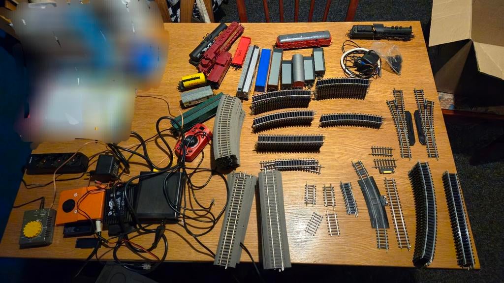 Grote verzameling modelspoorbaan met treinen en rails, Hobby en Vrije tijd, Modeltreinen | H0, Ophalen, Gebruikt, Locomotief, Gelijkstroom of Wisselstroom