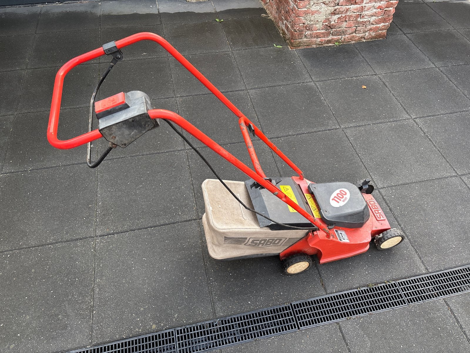 Sabo 1100 Watt elektrische grasmaaier met opvangzak, Ophalen, Cirkelmaaier, Gebruikt, Elektrische grasmaaier