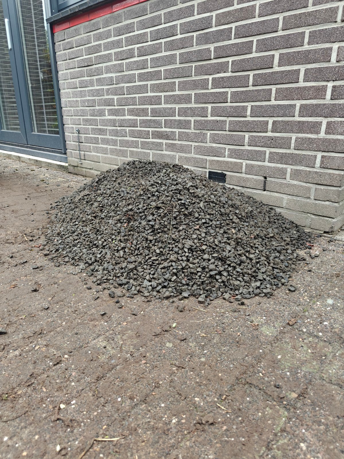 circa 1 m³ gebruikt split/grind, vervuild met wat zand/aarde, Tuin en Terras, Ophalen, Overige materialen, Gebruikt, Split