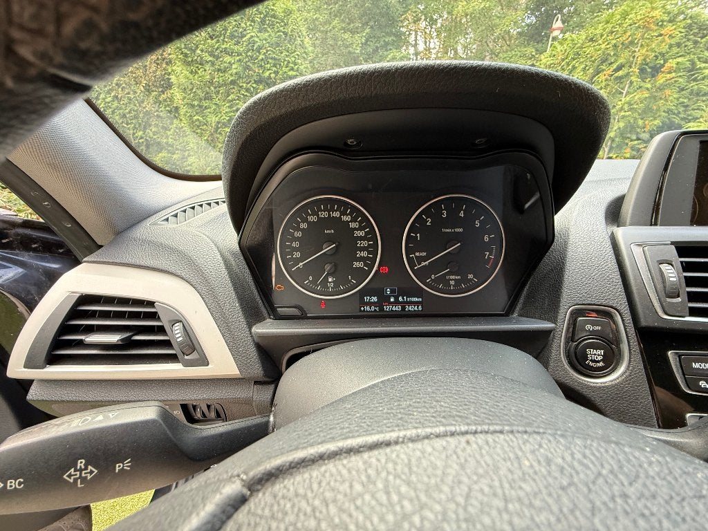 BMW 1-Serie 116i 109pk 2015 Zwart, Auto's, BMW, 1-Serie, 1280 kg, Zwart, Handgeschakeld