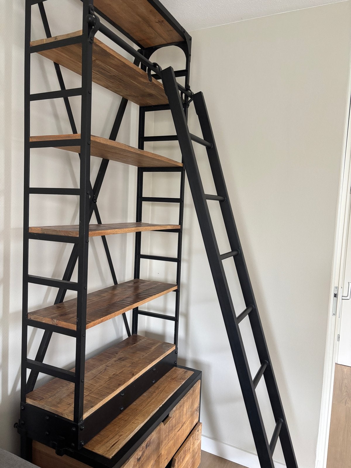 Industriële boekenkast met ladder, Ophalen, 200 cm of meer, 50 tot 100 cm, Zo goed als nieuw