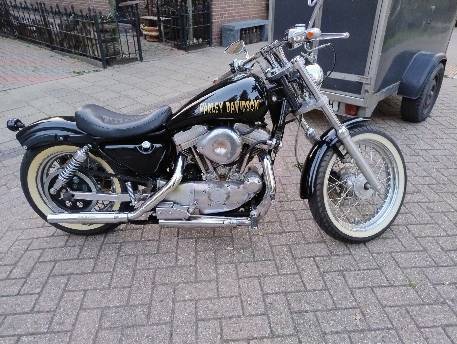 Harley Davidson met open uitlaten en nieuw accu, Motoren, 2 cilinders, Sportuitlaat, Occasion, Chopper