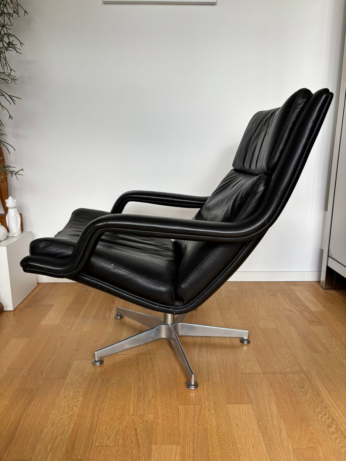 Zwart lederen draaifauteuil Artifort F152 Geoffrey Harcourt, Huis en Inrichting, Fauteuils, Ophalen, Gebruikt, 50 tot 75 cm, Leer