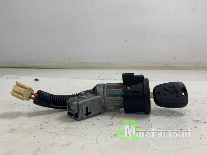 Kontaktslot + Sleutel van een Peugeot 107