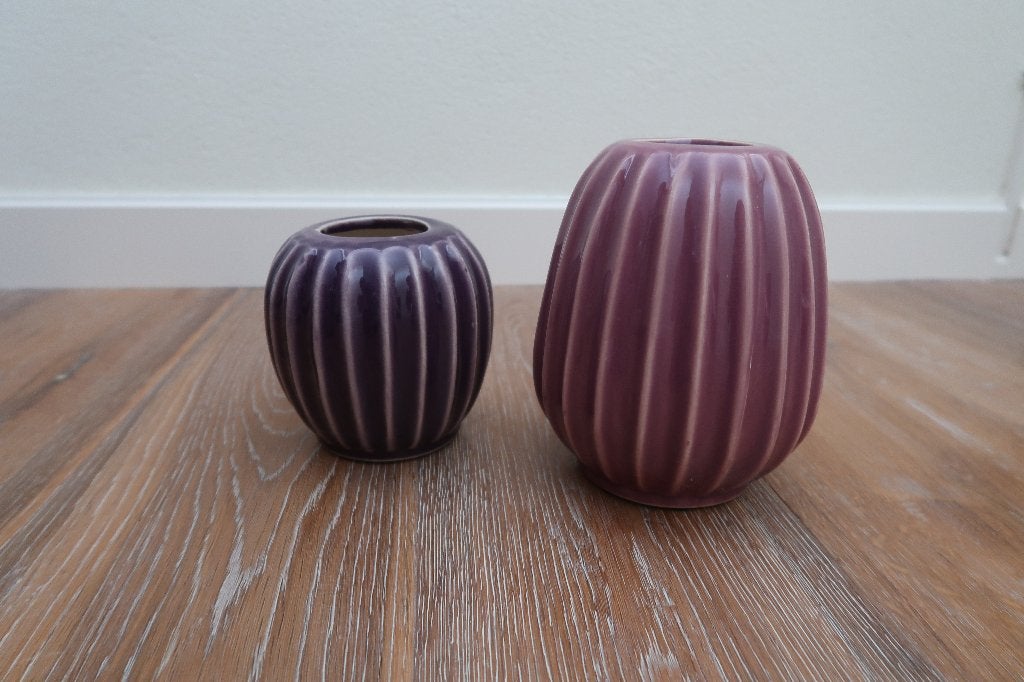 2 st. hippe vaas paars en donker roze geribbeld 12 +17 cm hg, Huis en Inrichting, Overige materialen, Paars, Nieuw, Ophalen of Verzenden
