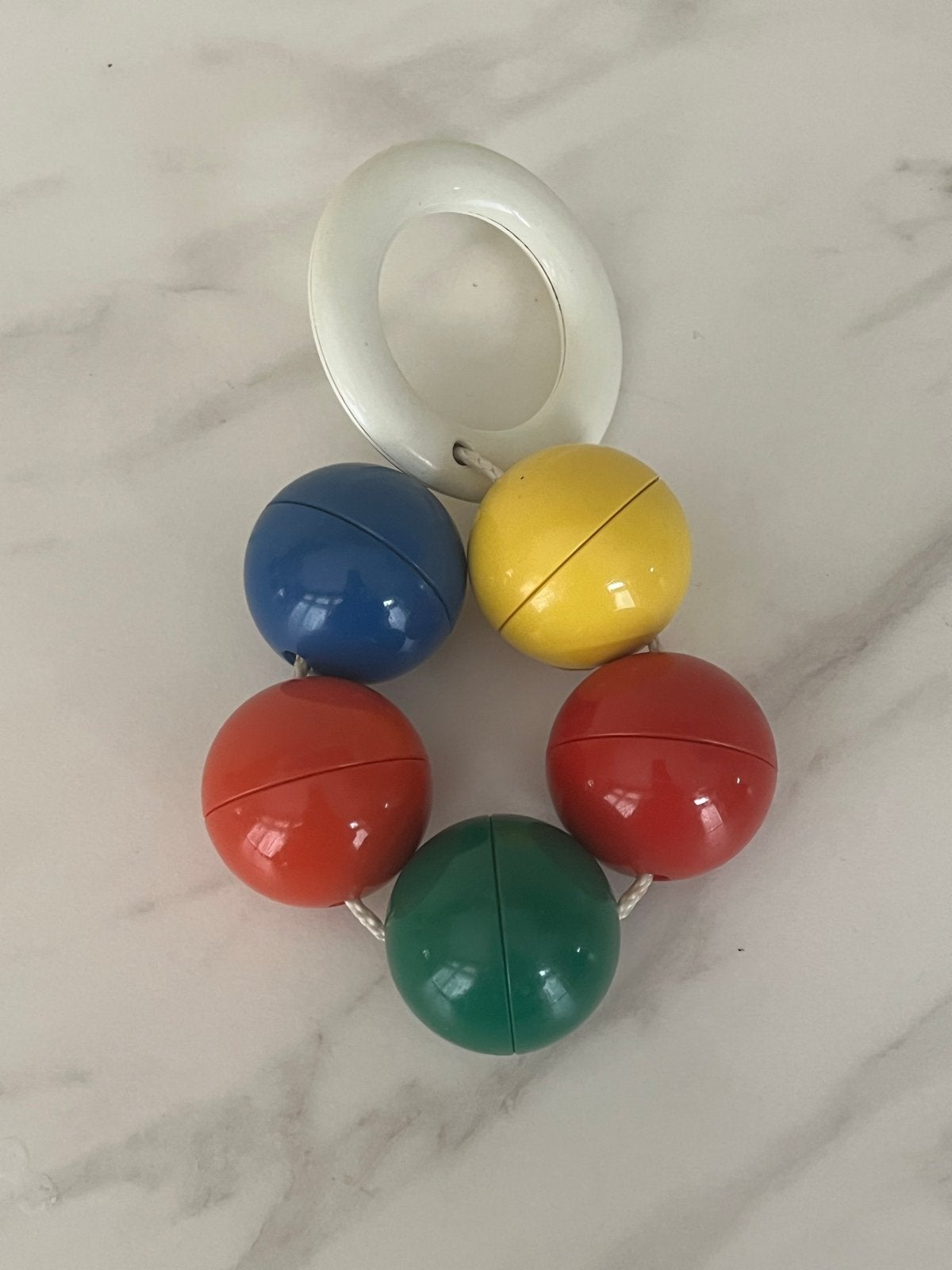 Ambi Toys Rammelaar 5 gekleurde ballen Vintage babyspeelgoed, Ophalen of Verzenden, Gebruikt, Rammelaar