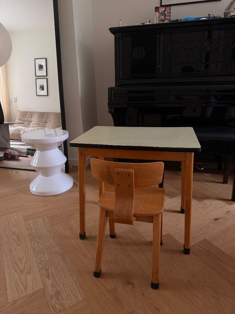 Kleuter bureau vintage, Kinderen en Baby's, Kinderkamer | Tafels en Stoelen, Ophalen, Gebruikt, Tafel(s)