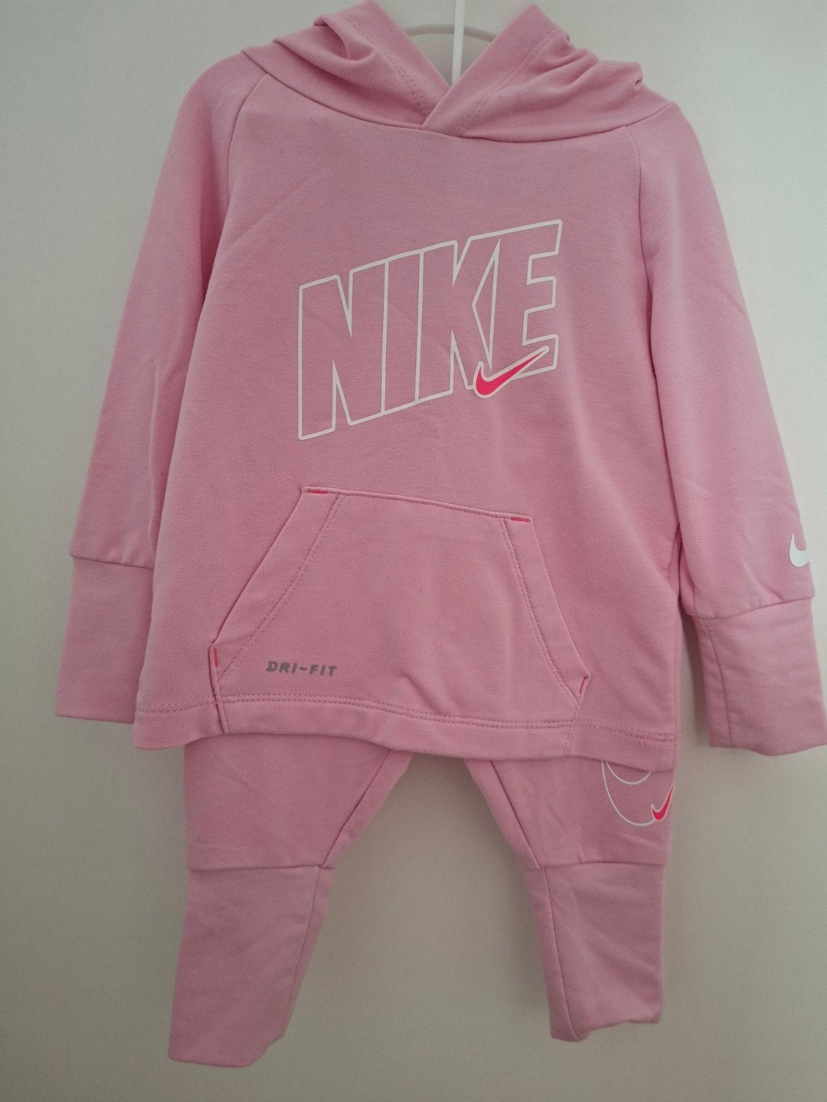 Nike Dri-Fit Trainingspak Roze - Maat 74-80, Ophalen of Verzenden, Zo goed als nieuw