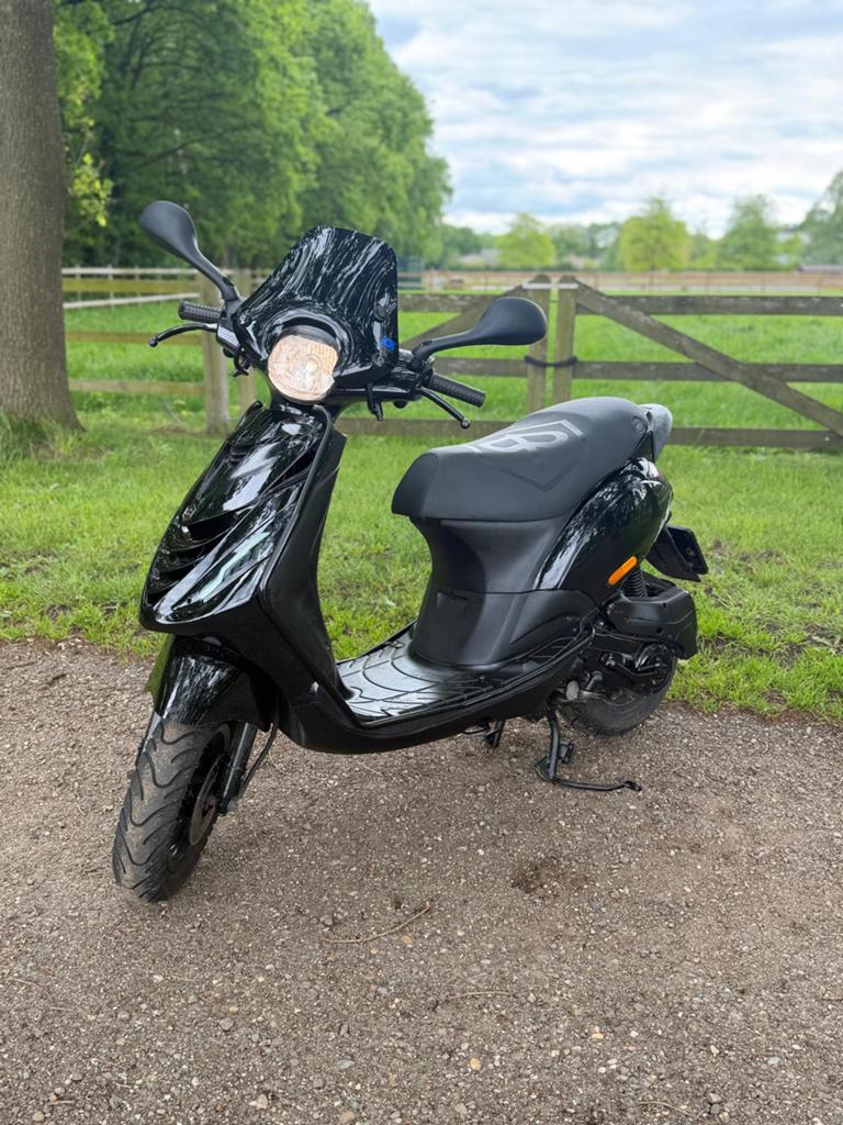 Piaggio ZIP, SP, zwart, geel kenteken, 4-takt, Fietsen en Brommers, Scooters | Piaggio, Ophalen, Gebruikt, Maximaal 45 km/u, Zip