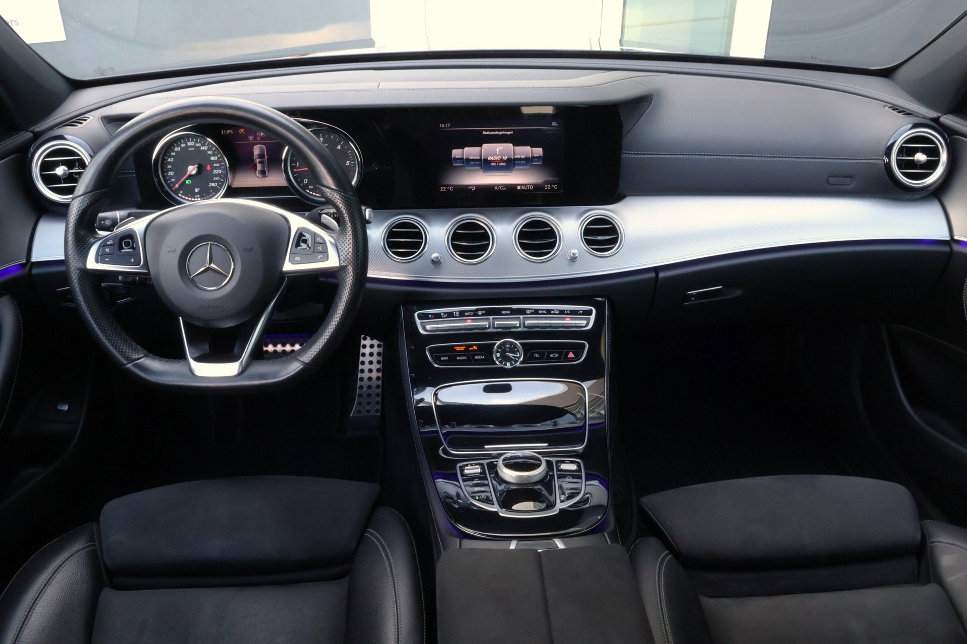 Mercedes-Benz E-klasse 220 d AMG | LED | CAMERA, Auto's, Achterwielaandrijving, Gebruikt, Euro 6, Blauw