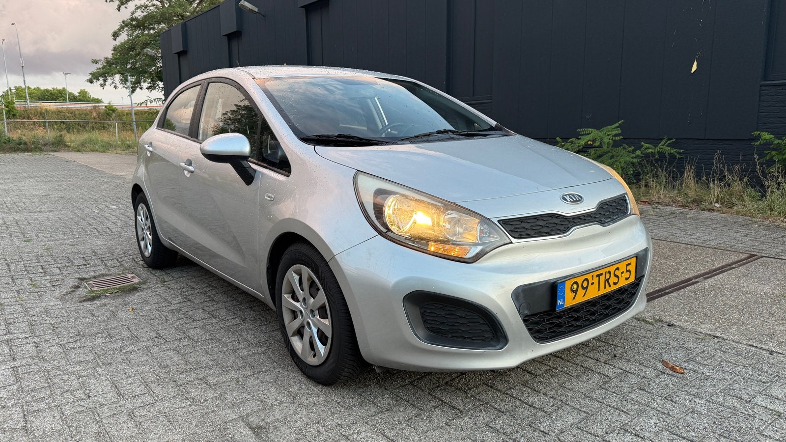 Kia Rio 1.2 I 5DRS 2012 Grijs, Auto's, 450 kg, 40 €/maand, 4 cilinders, Origineel Nederlands