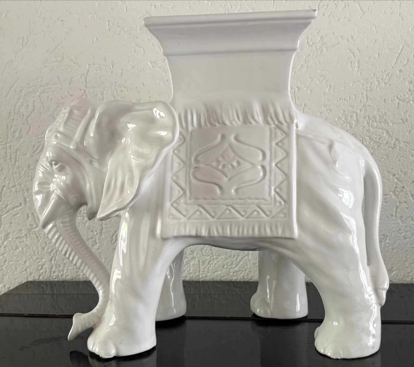 Witte keramische olifant bijzettafel/plantenstandaard, Ophalen, Zo goed als nieuw, Modern, Wit
