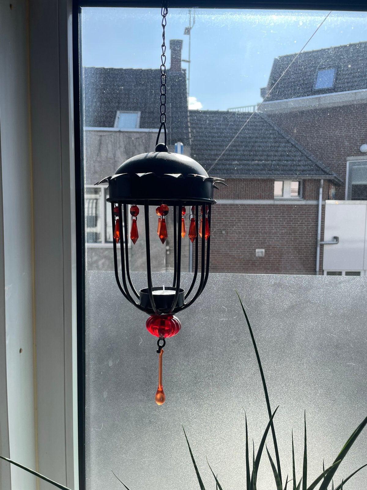 Zwarte metalen lantaarn met rode kralen, Ophalen, Lantaarn, Zwart, Zo goed als nieuw