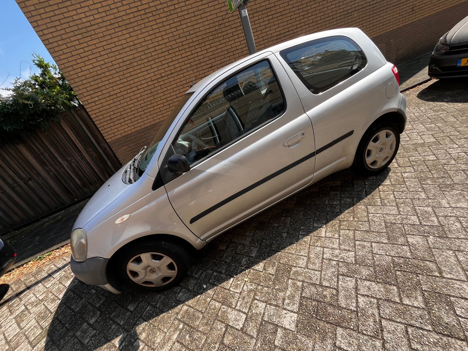 Toyota Yaris 1.0 16V Vvti 3DR 2000 Grijs, Auto's, Voorwielaandrijving, Stof, 4 cilinders, 400 kg