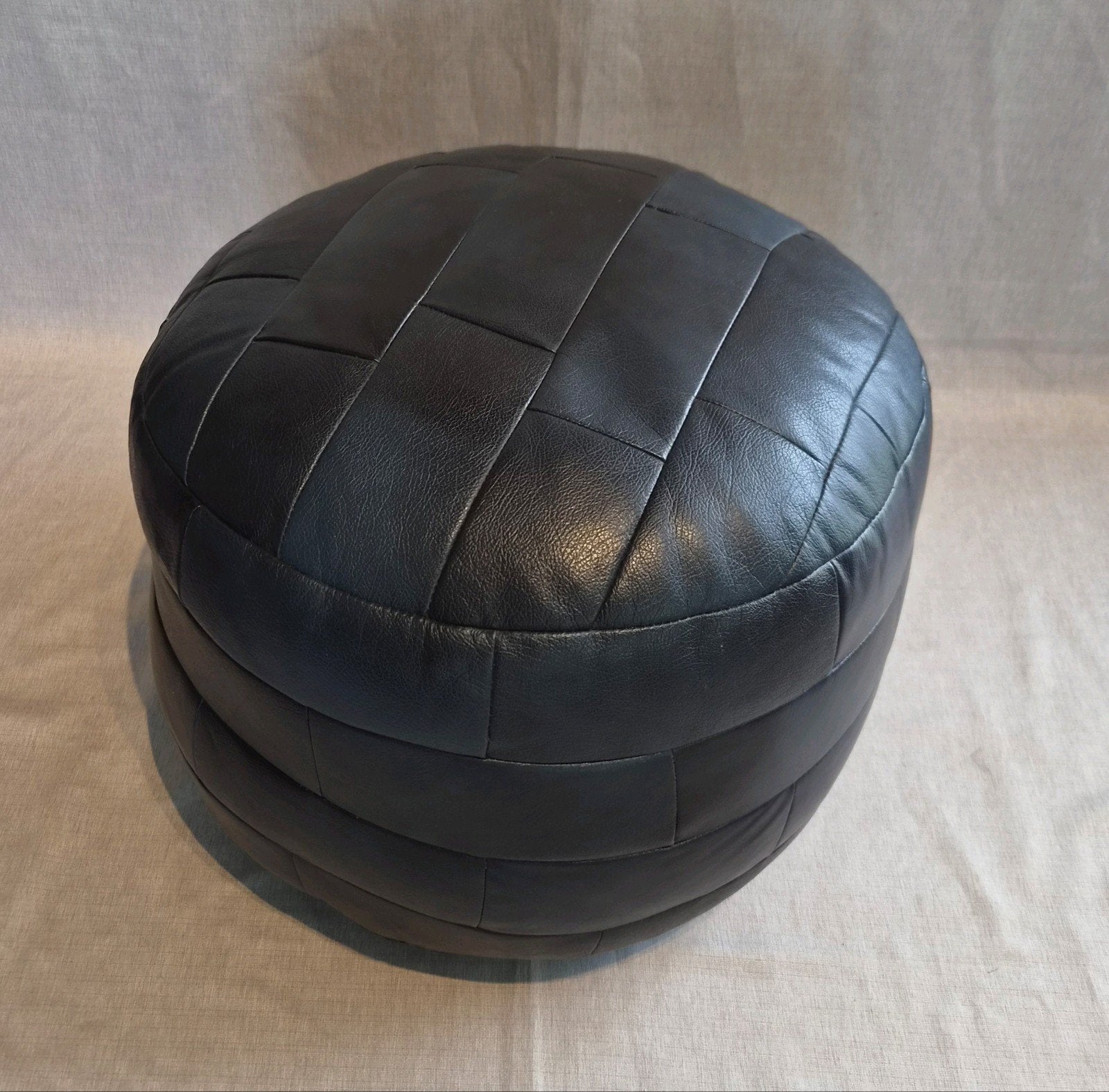 Vintage Donkerblauwe Leren Patchwork Poef, Ophalen of Verzenden, Zo goed als nieuw, Rond, Leer