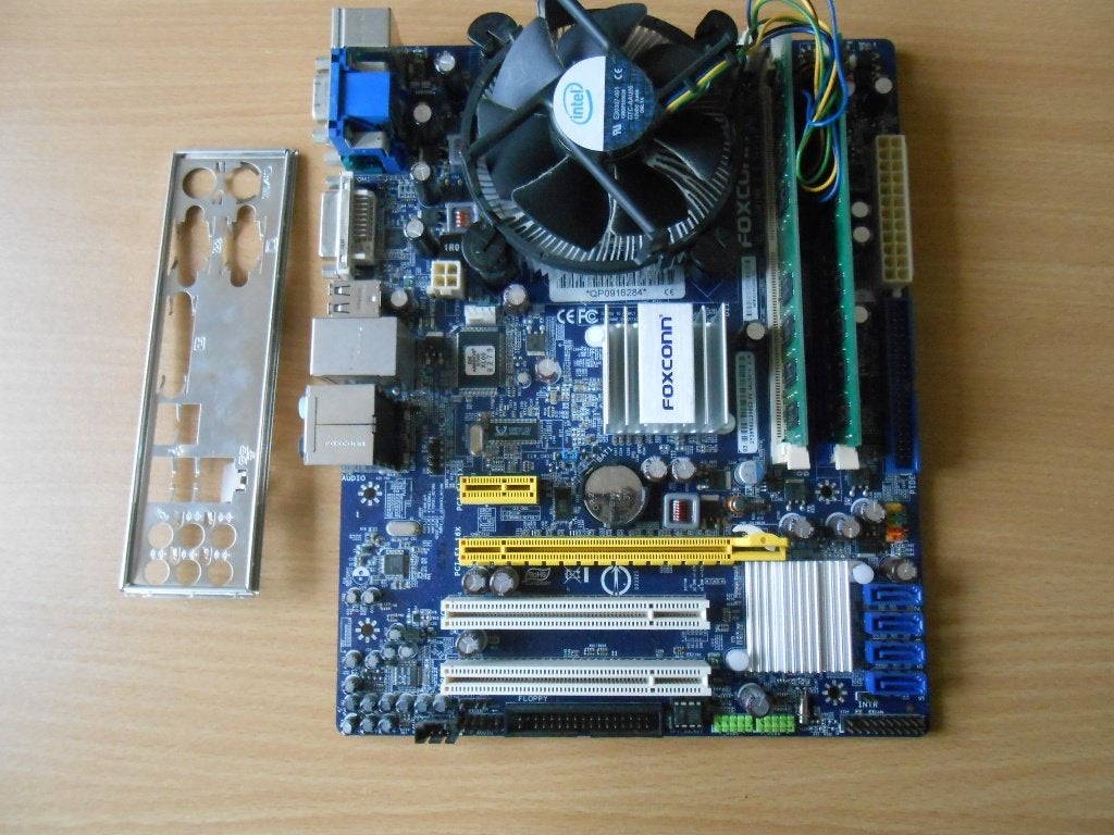 Moederbord met cpu, ram, en koeler, Computers en Software, Moederborden, Ophalen, Gebruikt, Socket 775, Intel