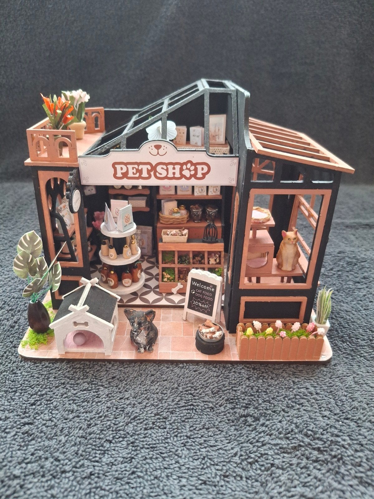 Miniatuur huisje Petshop met verlichting, Ophalen of Verzenden, 1:50 of kleiner