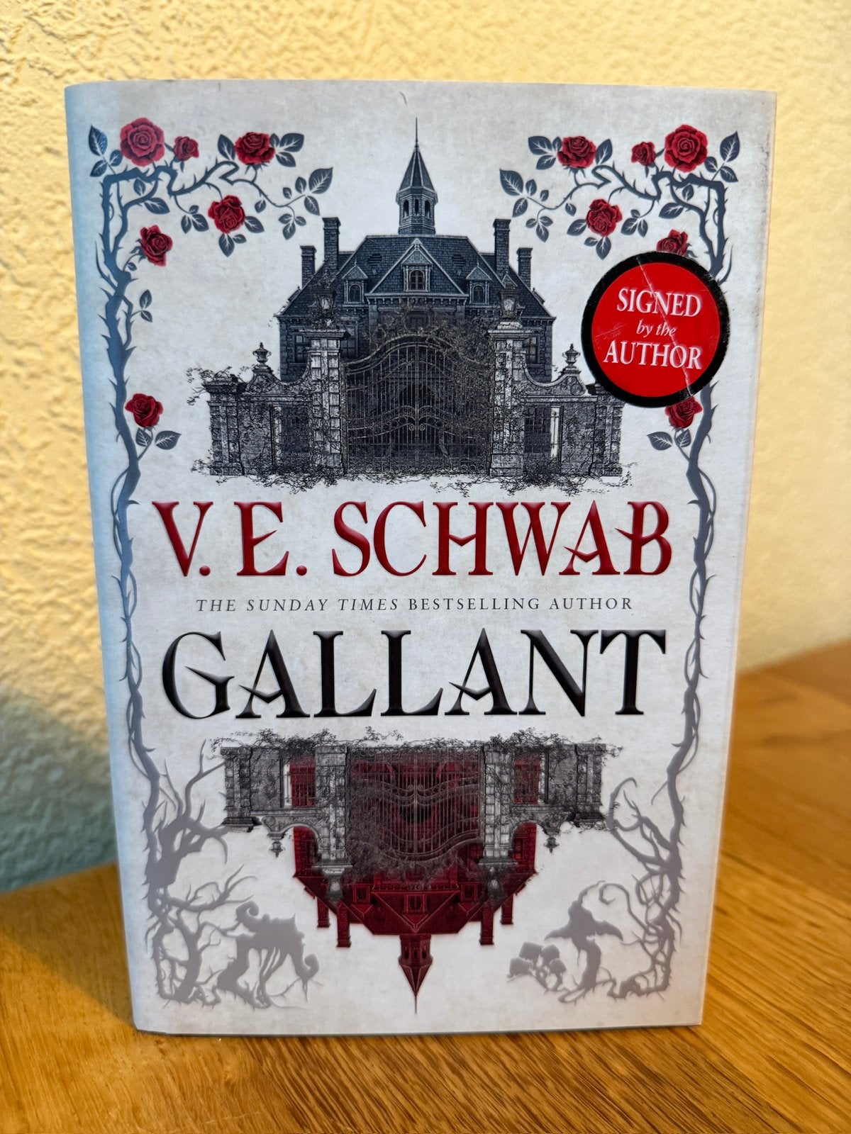 Gallant - V.E. Schwab - gesigneerd, Ophalen, Zo goed als nieuw