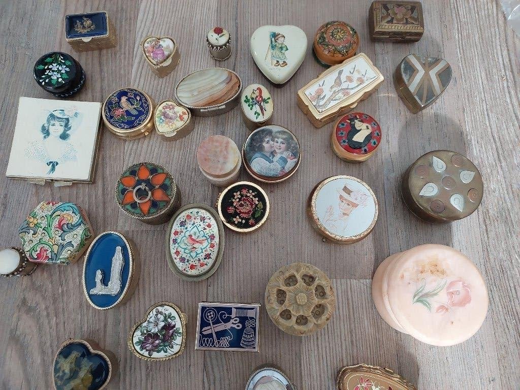 32 VERSCHILLENDE OUDE PILLEN DOOSJES ZIJN ZEER MOOI, Ophalen of Verzenden