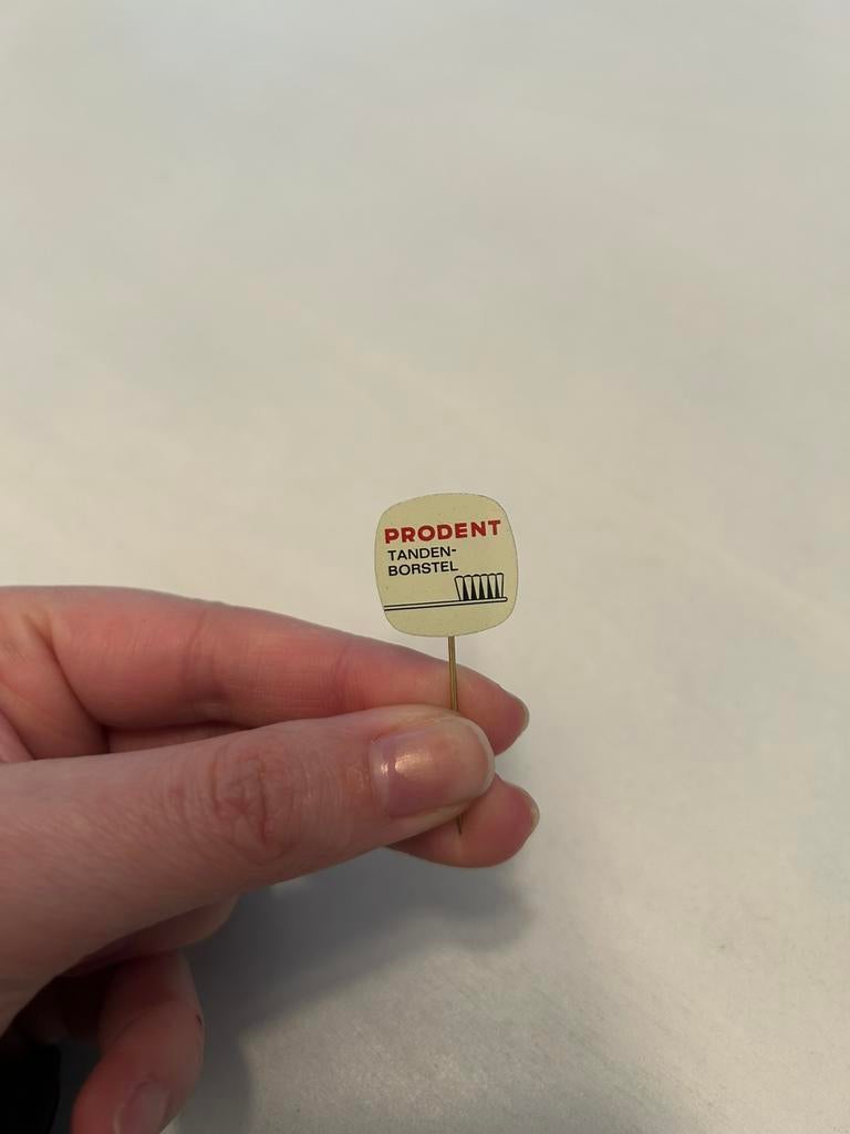Prodent tandenborstel speldje (pin), Verzamelen, Speldjes, Pins en Buttons, Ophalen of Verzenden, Zo goed als nieuw, Overige onderwerpen