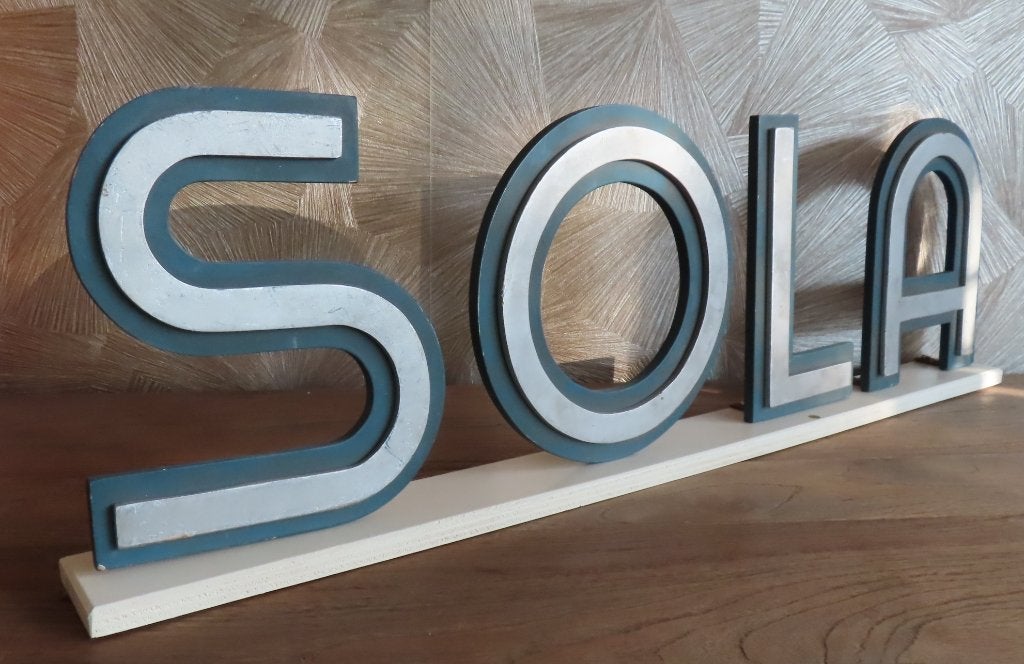 Uit inboedel:Oude etalage reclame SOLA hout logo 72 cm, incl, Verzenden, Gebruikt, Reclamebord