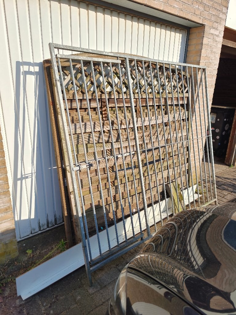 Gegalvaniseerd hek met poort. Gebruikt voor honden hok, Ophalen, Gebruikt
