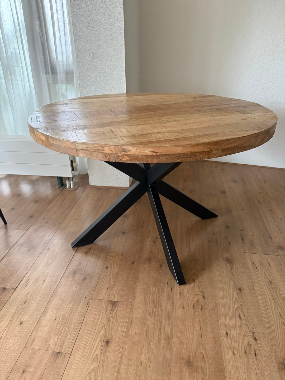 Ronde eettafel met zwart metalen onderstel, Huis en Inrichting, Tafels | Eettafels, Ophalen, 100 tot 150 cm, Rond, Zo goed als nieuw