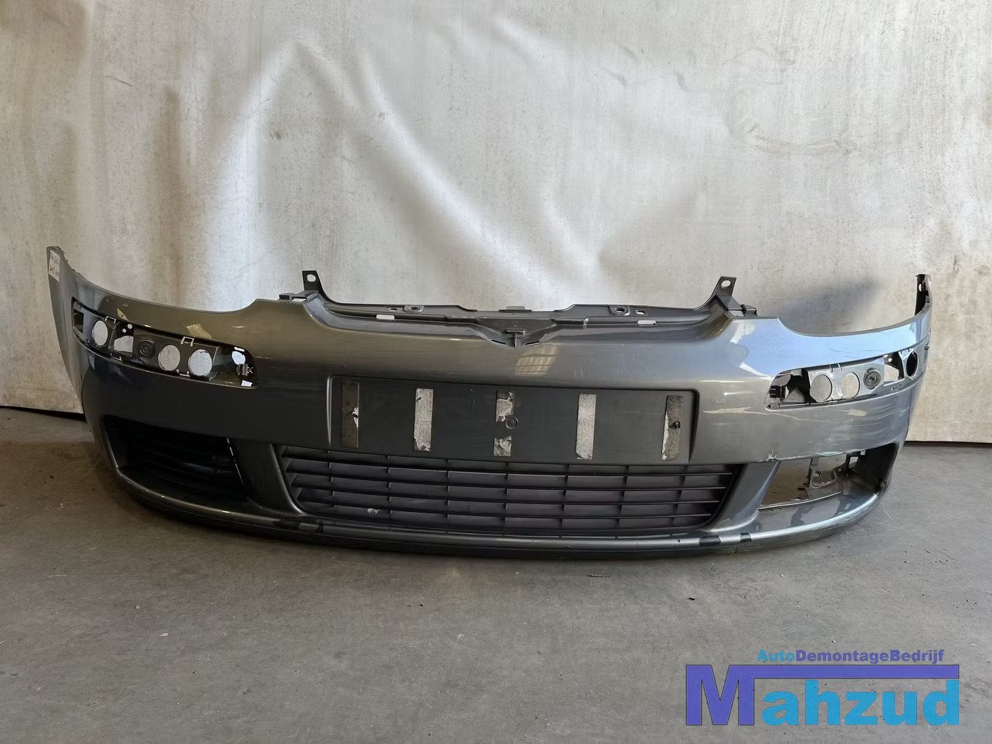 VW GOLF 5 Grijs voorbumper bumper 2003-2008, Gebruikt, Volkswagen AG, Bumper, Berliner Ring 2
38440  Wolfsburg, DE