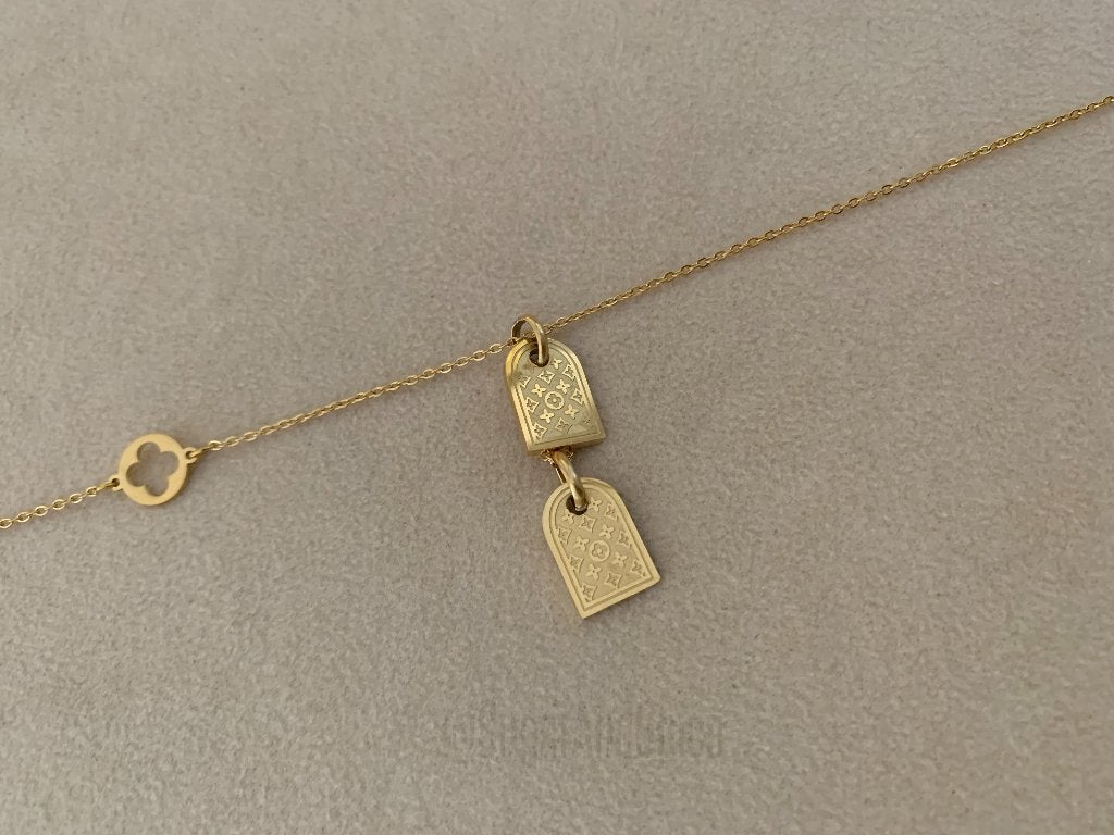 Gouden ketting met monogram klaver tag hangers waterproof, Overige materialen, Verstelbaar, Nieuw, Ophalen of Verzenden