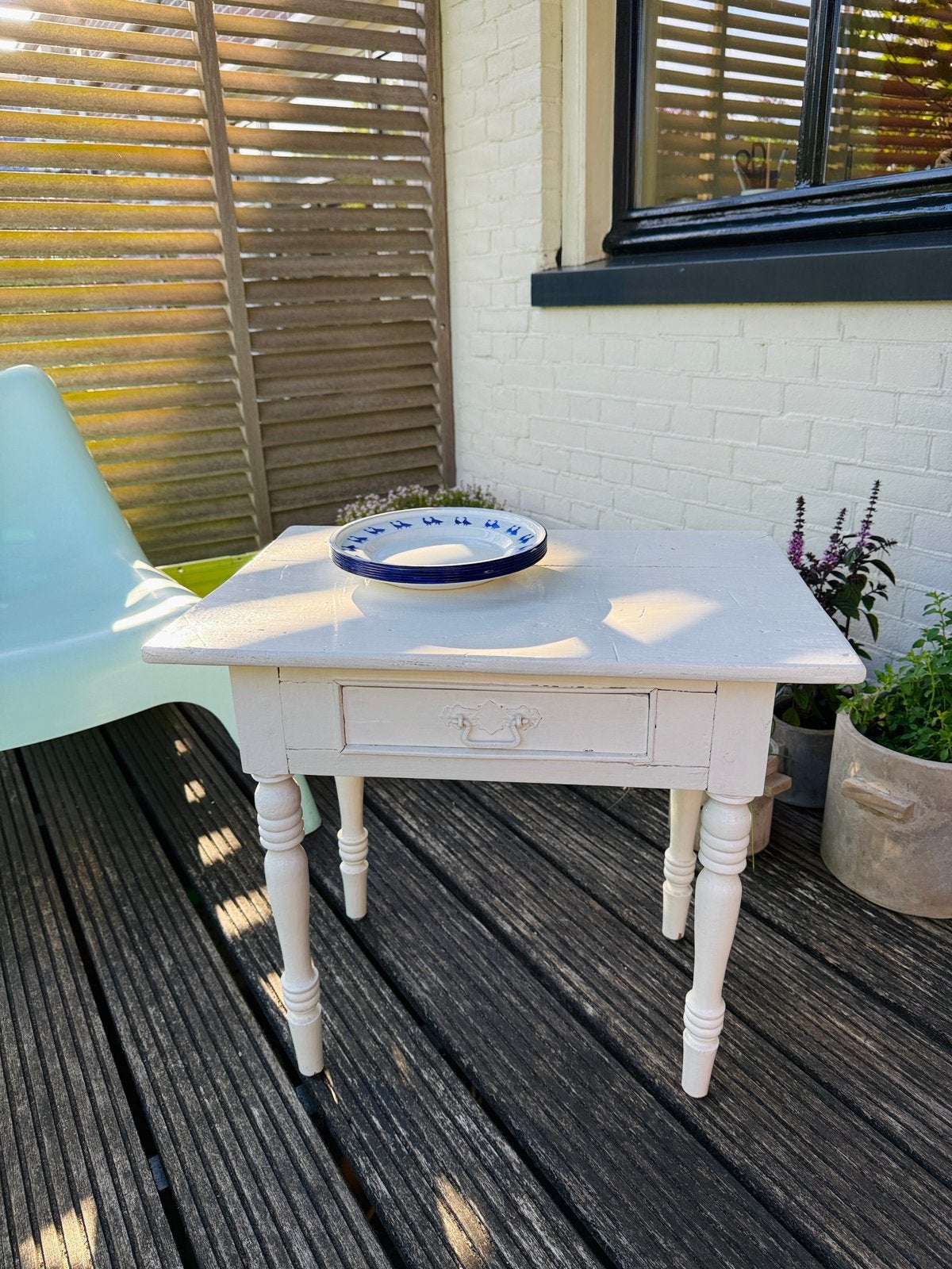 Brocante wit tafeltje / bijzettafel met een laatje - IZGS, Minder dan 55 cm, Rond, Zo goed als nieuw, Ophalen